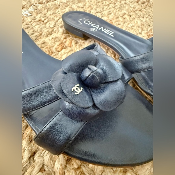 Chanel Camellia Thong Sandals – Navy Lambskin Leather with CC Logo, Size 38.5 - Picture 6 of 9